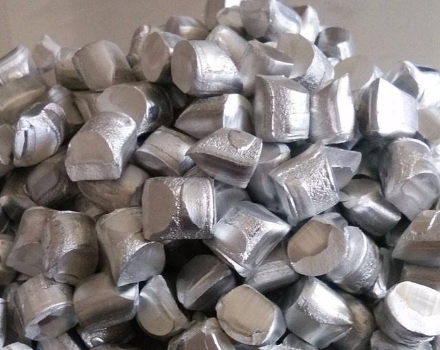 珠宝 铝竟然比金子贵?回收易拉罐做成的珠宝,颜色堪比彩虹