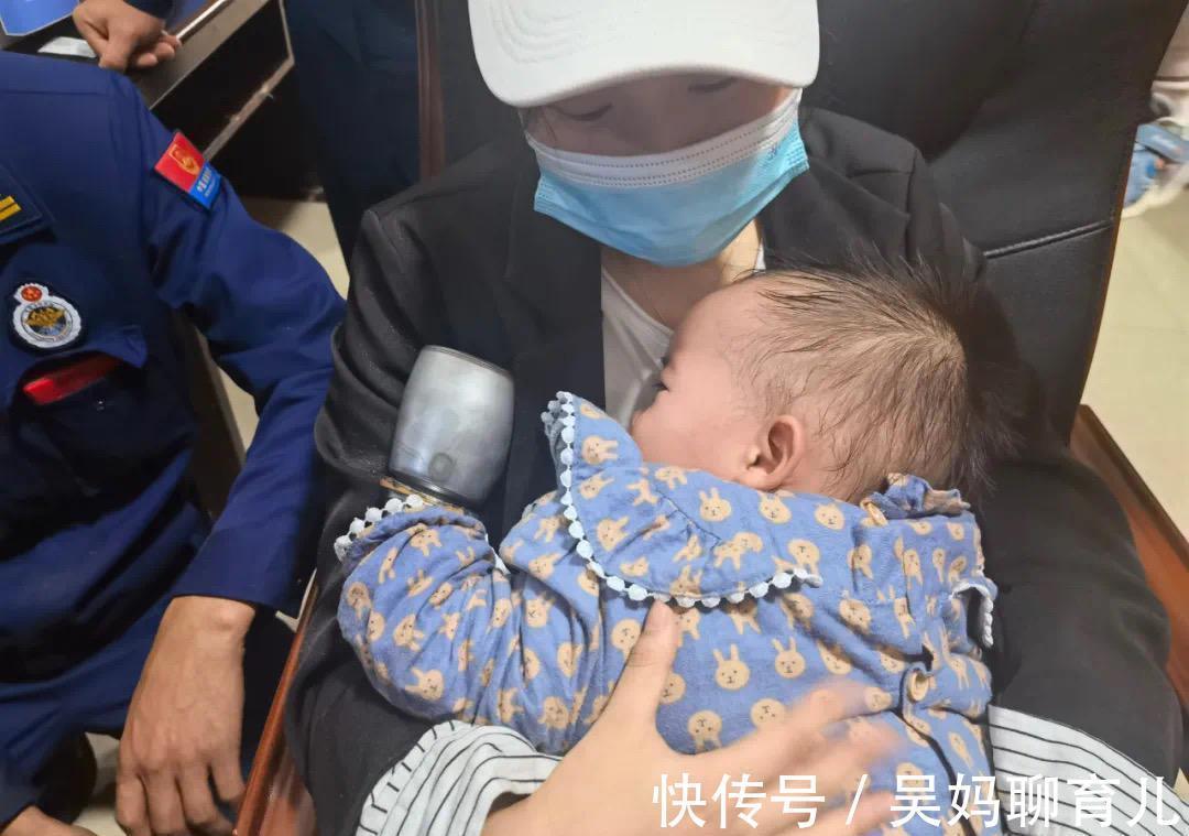 保温杯|一岁半萌娃手卡保温杯,只因手攥小黄鸭不松手,消防叔叔哭笑不得