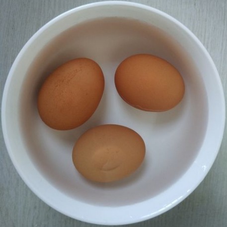 煮鸡蛋，别只会用清水，加点它，蛋壳一碰就掉，吃起来嫩又营养高