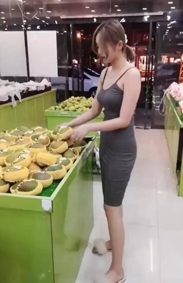 超市里穿搭小吊带裙的小姐姐,干净形象让她人群中脱颖而出