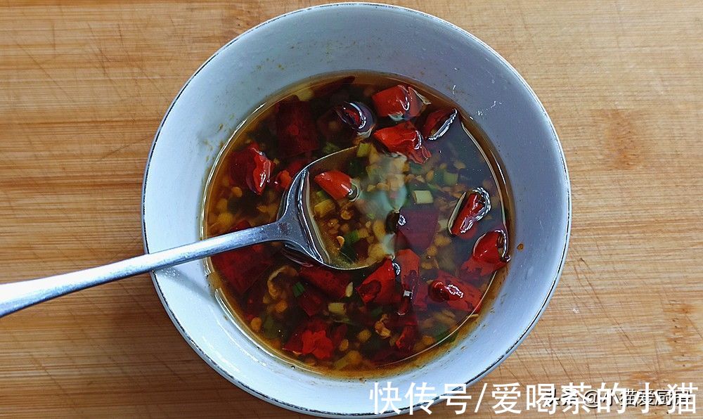 秋季的油麦菜最好吃，5分钟把它做成凉拌菜，口感脆嫩鲜香