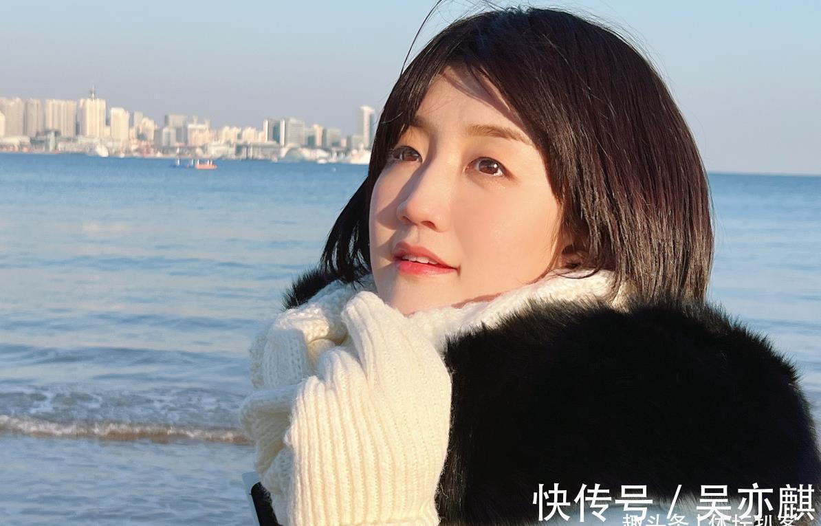 女主角|陈梦清纯亮相!一身全白海边可爱自拍,似韩剧女主角,美翻了