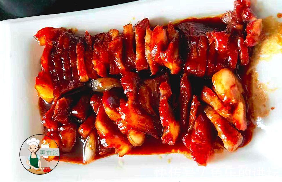 把梅头肉腌制一晚上,放进电饭锅,不加水直接焖,香到渣都不剩下