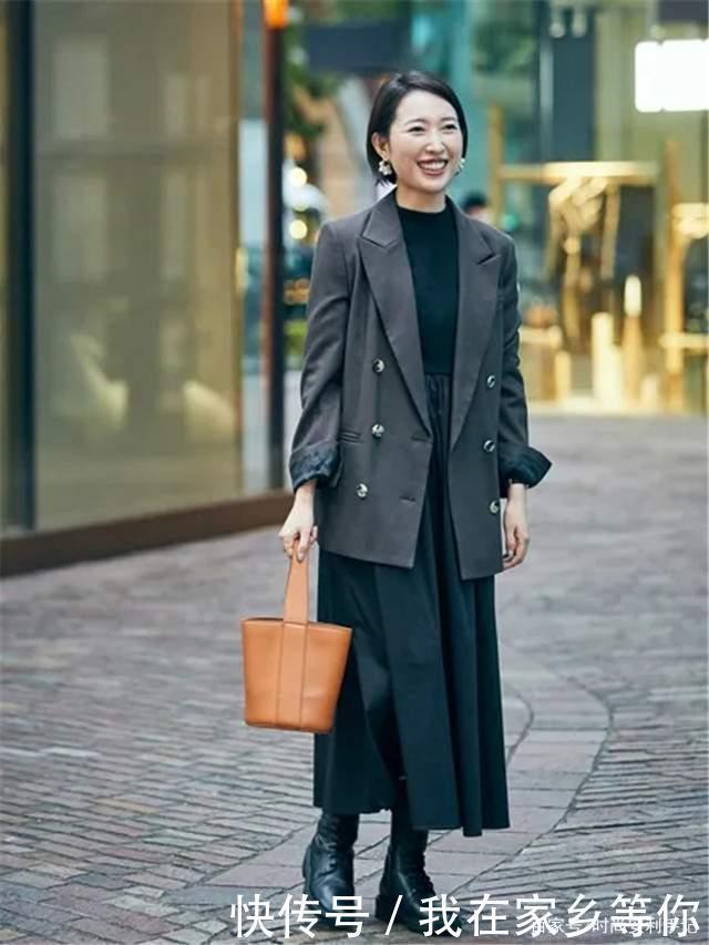 别小瞧了中年妈妈!你看看她们的打扮,优雅又时髦,一点也不服老