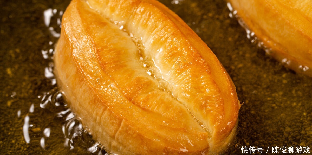 原来炸油条很简单,不用泡打粉,油条依旧能轻松,外酥里嫩还美味