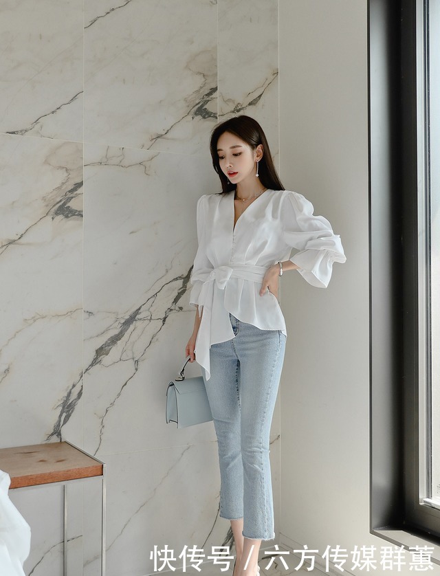 孙允珠|孙允珠时尚穿搭白纯色上衣,显得貌美肤白