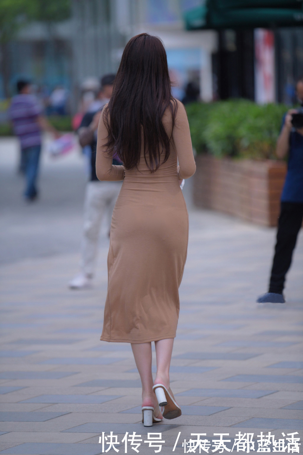 穿搭|选择修身飘逸的长裙,留下优雅浪漫的回忆,气质女生都爱穿
