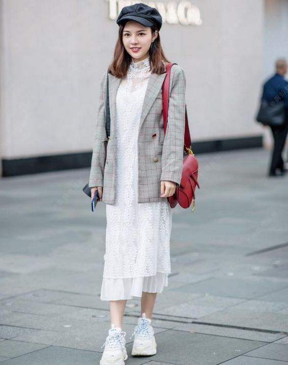 街拍:图二小姐姐气场全开,大长腿真吸睛,穿搭简单却很时尚