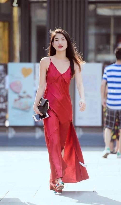 高挑的颜值美女,身穿红色的吊带连衣裙很有女神气质
