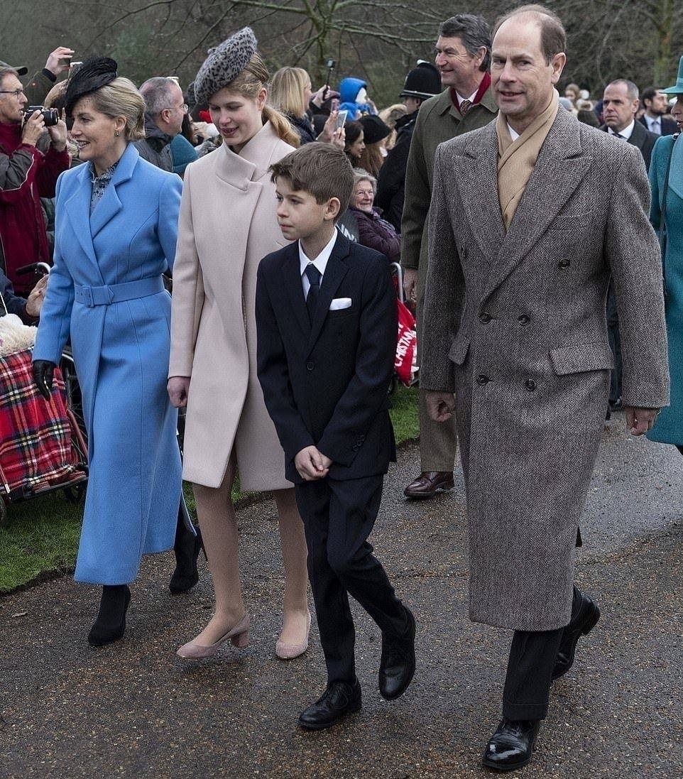 梅根 圣诞凯特再穿红衣实力碾压梅根蓝装,查尔斯形单影只却不见卡米拉