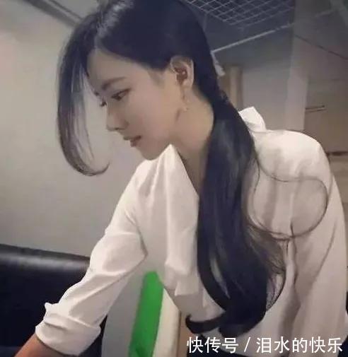 |搞笑GIF:尴尬了,找找有地缝没有?