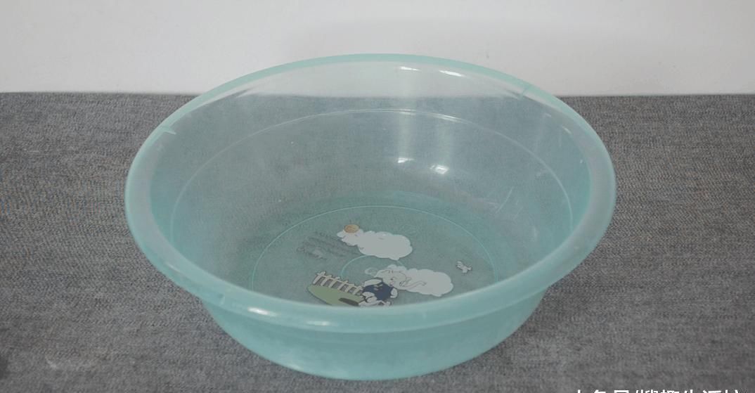 厨房|厨房抹布又脏有油难清洗 教你一招用它泡一泡, 抹布比毛巾还干净