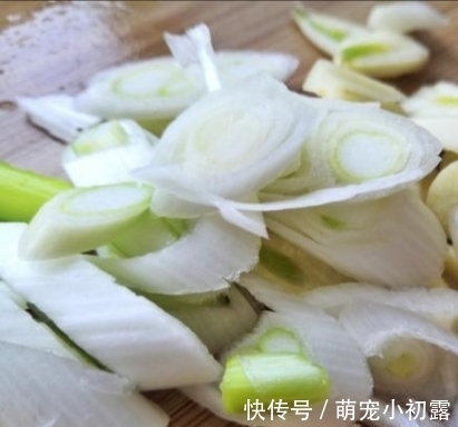 这肉才5元一斤，蛋白质是猪肉2倍，简单一炒咸香脆爽，孩子超爱吃