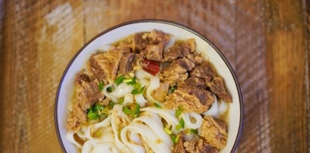 在家就能做出地道的牛腩粉，比店里料足，味道鲜美，简单又快手！
