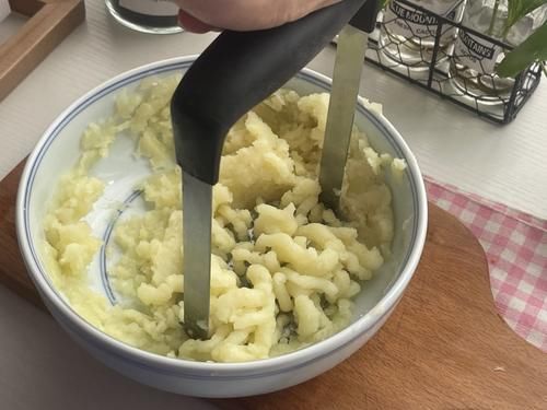 劲道|土豆新做法，香辣酸爽软糯劲道特开胃，比凉皮还好吃，适合夏天吃