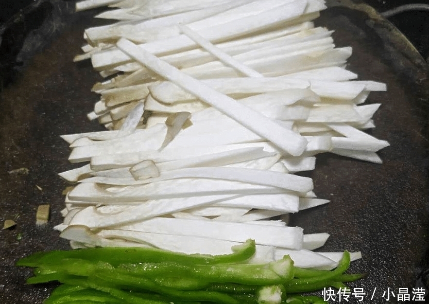 这三样菜一起炒,太鲜美了,鲜香又营养,儿子宁愿不吃肉也要吃它