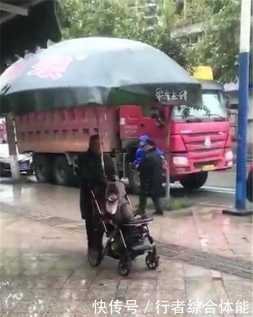 宝妈|下雨天爷爷带娃街上遛弯,路人频频回头,网友这个伞有点过分了!