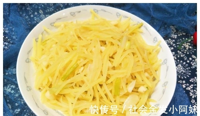 一个勺子|炒土豆丝时,放醋方法有讲究,教你1招,土豆丝酸香不呛口