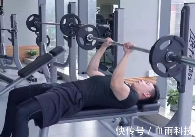 杠铃|胸肌练不好看?因为你忽略了中缝,每天多练习5分钟就够了