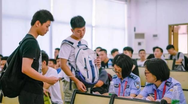 大学生|大学生在警校苦学4年，却没有资格参加公安联考，父母直呼不公平