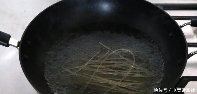 大厨|大厨教学水煮鱼的家常做法,详细讲解鱼片腌制技巧,鱼肉滑嫩无腥