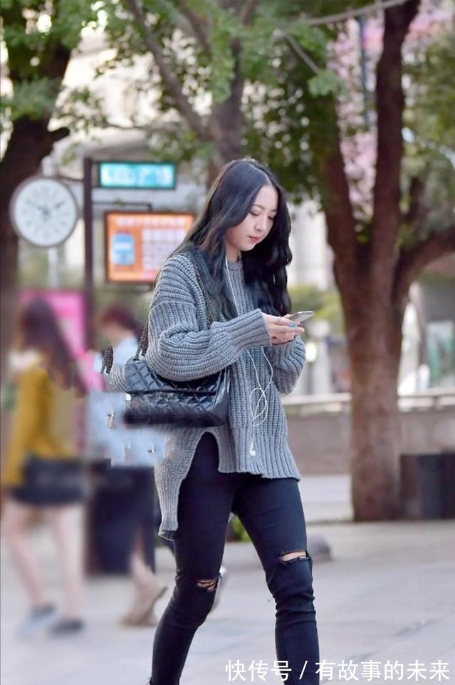 灰色 学生党怎么搭配灰色毛衣能显白的气质，还很显瘦！