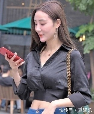 小蛮腰 时尚美女搭配牛仔裤,有种走起路来带风的效果!