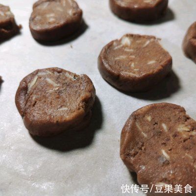  老妈做的杏仁片巧克力饼干，怎么吃都不腻