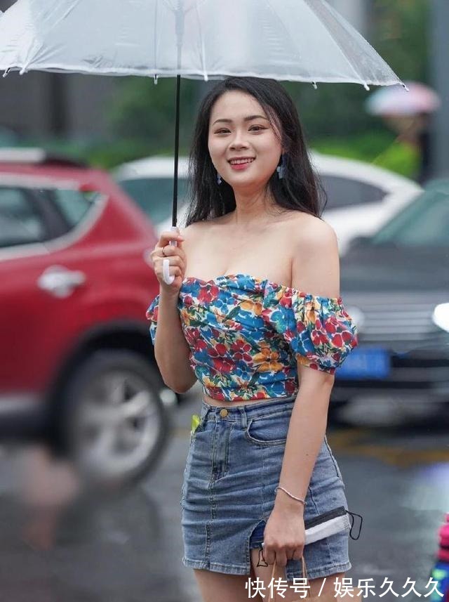 露肩 时尚露肩上衣搭配牛仔超短裙，天生身材高挑小姐姐更加凸显大长腿！