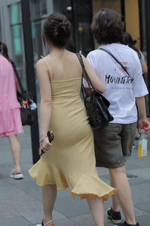 黄色|简单大气的黄色针织裙,凸显自信的同时,更显皮肤白皙