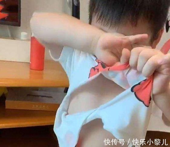 孩子|姐弟俩“大打出手”,弟弟战袍破烂不堪,两人模样逗笑宝妈