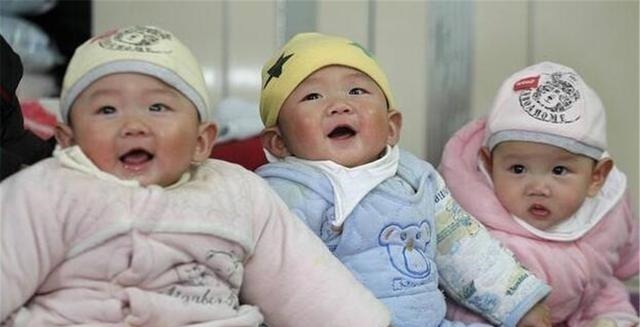 多胞胎|头胎双胞胎女儿，二胎四胞胎儿子，小两口带6个娃逛街太拉风