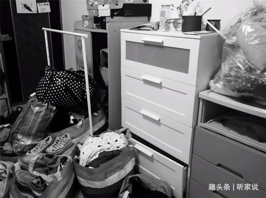 姑娘|“囤积癖”姑娘10㎡卧室，衣服堆积如山，3名整理师8小时打扫干净
