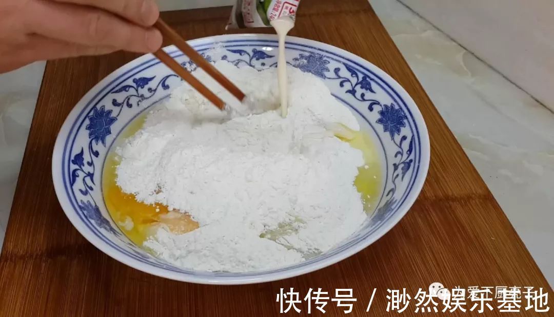 以后面粉就这么做,加2个鸡蛋,不烙饼不蒸馍,香甜酥脆上桌秒光