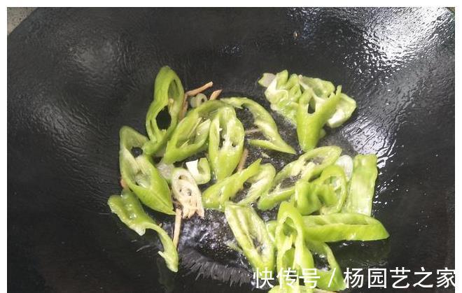 下饭|西红柿新吃法，加入菜花和辣椒，香辣下饭，吃的汤都不剩