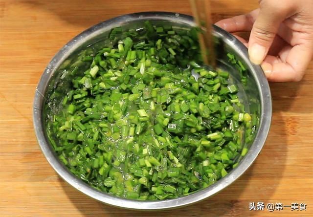 薄薄一层皮，满满的都是馅，这样做的菜盒子，一口咬下去超满足