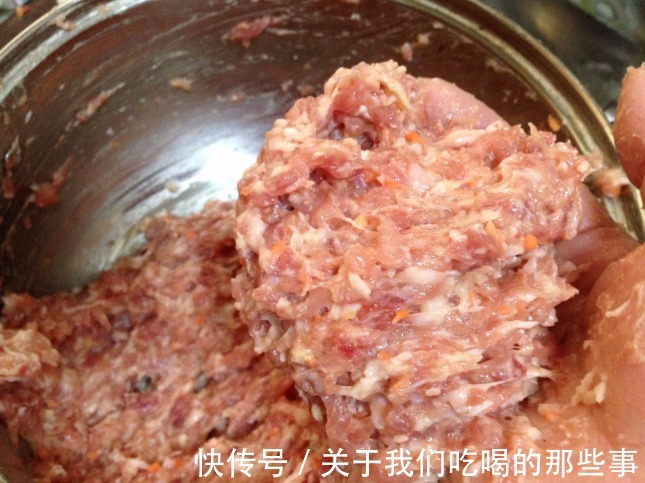 炸肉丸子要掌握“加2样2技巧”,外酥里嫩,咸香可口,放凉也不硬