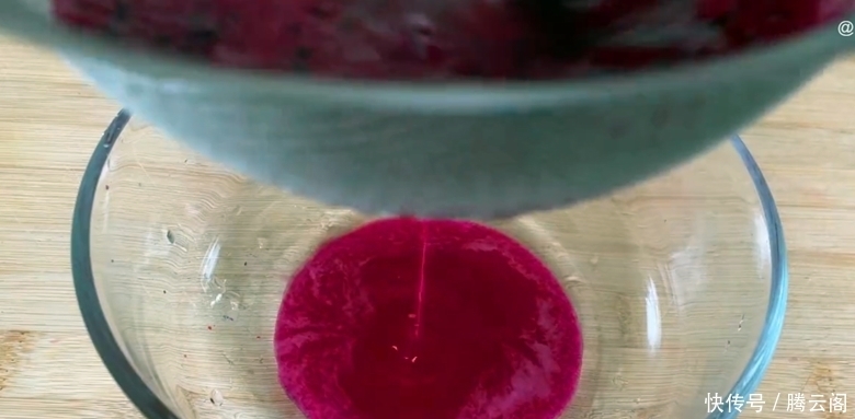 把火龙果倒入滚烫的开水中,瞬间变美食,孩子们就爱这样吃,真香