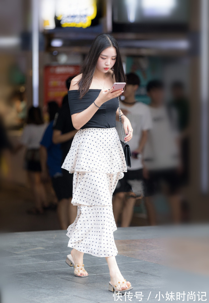 百搭|街拍路人,简朴又百搭的T恤衫,让你秀出时尚女神范