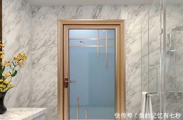卫生间|卫生间万万不要装平开门，越来越多人装这种代替，后悔知道晚了