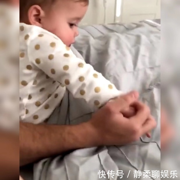 择偶观|“把你手拿开,爸爸的手只能我牵”,小情人的举动让妈妈哭笑不得