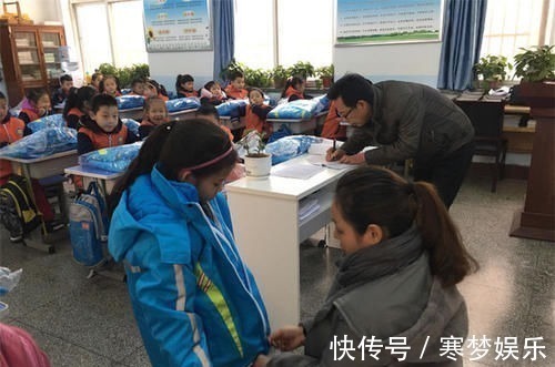 质量|孩子每次回家都说冷,宝妈怀疑校服有问题,剪开校服后宝妈哭了