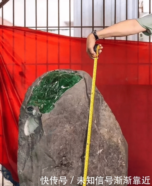 确认过眼神!今年最完美的赌石,1吨重玻璃种帝王绿估价5亿