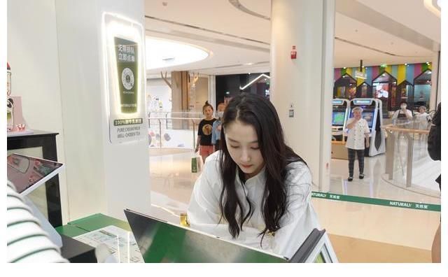 生图|关晓彤现身自家奶茶店,生图曝光令人失望,在95小花中地位不保
