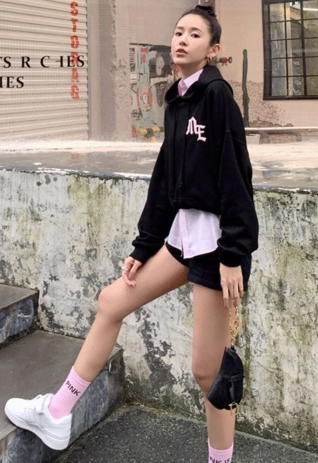 一事件|难怪陈赫非要娶张子萱,穿的裤子比袜子还短,“漫画腿”我也喜欢