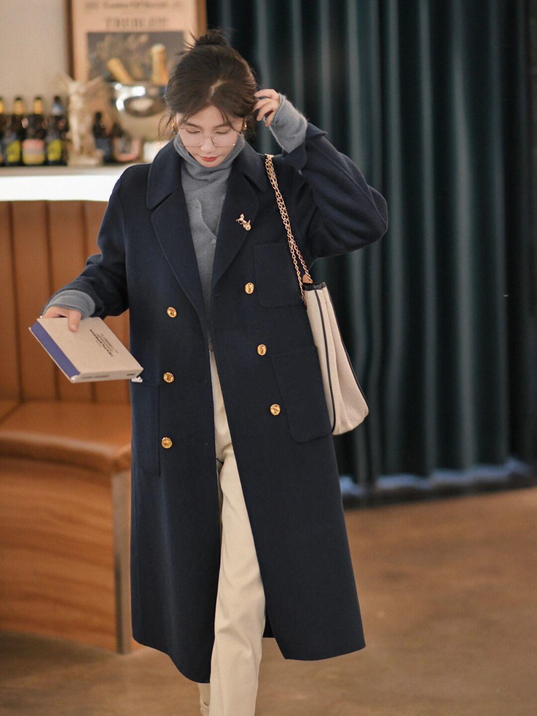 优雅|这个秋天熟女都爱穿“大衣+高领衫”,优雅知性,关键还很保暖