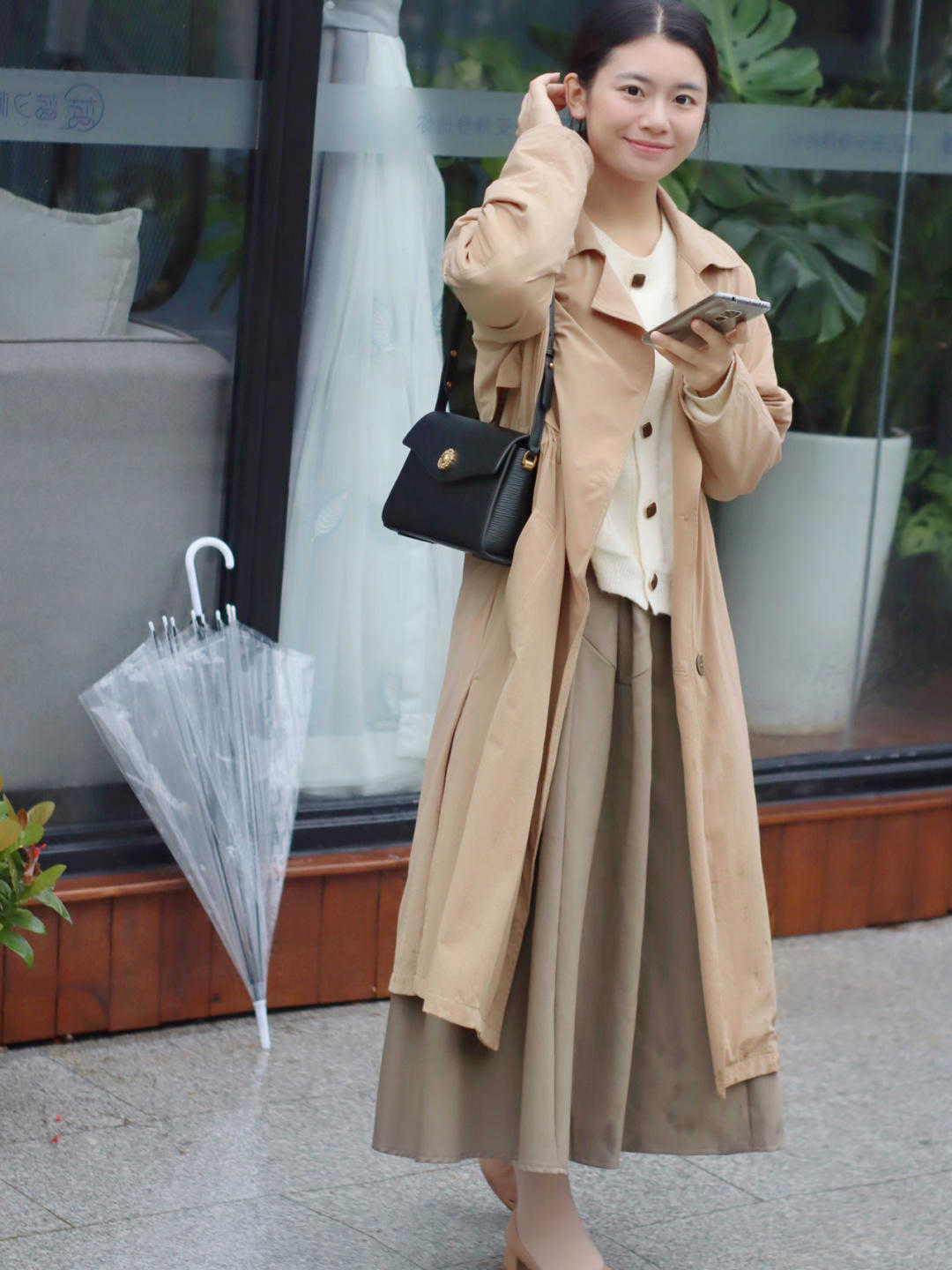 针织衫|入秋以后怎么穿?衬衫搭配白色百褶裙简约时髦,干练又不失优雅