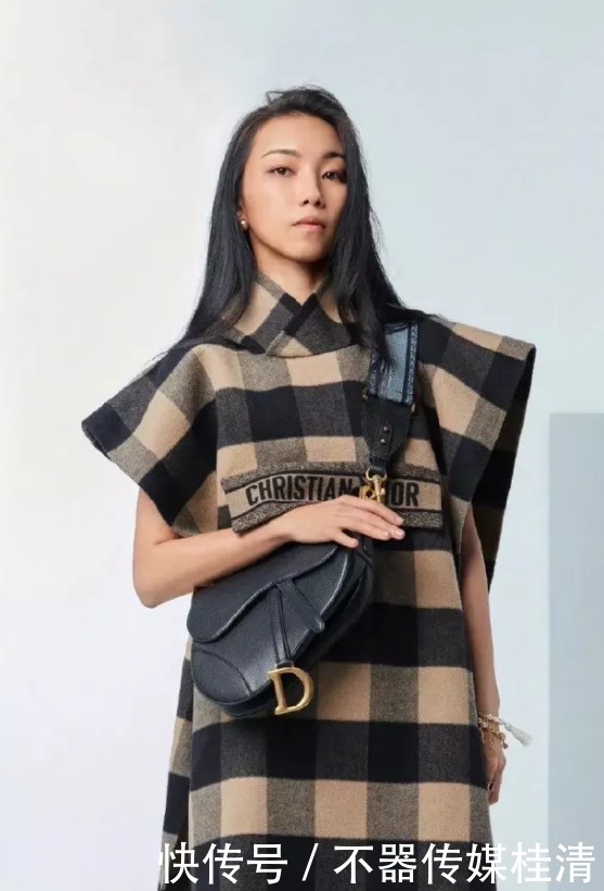 b背上这些腋下包,你就是行走的“酷GIRL”