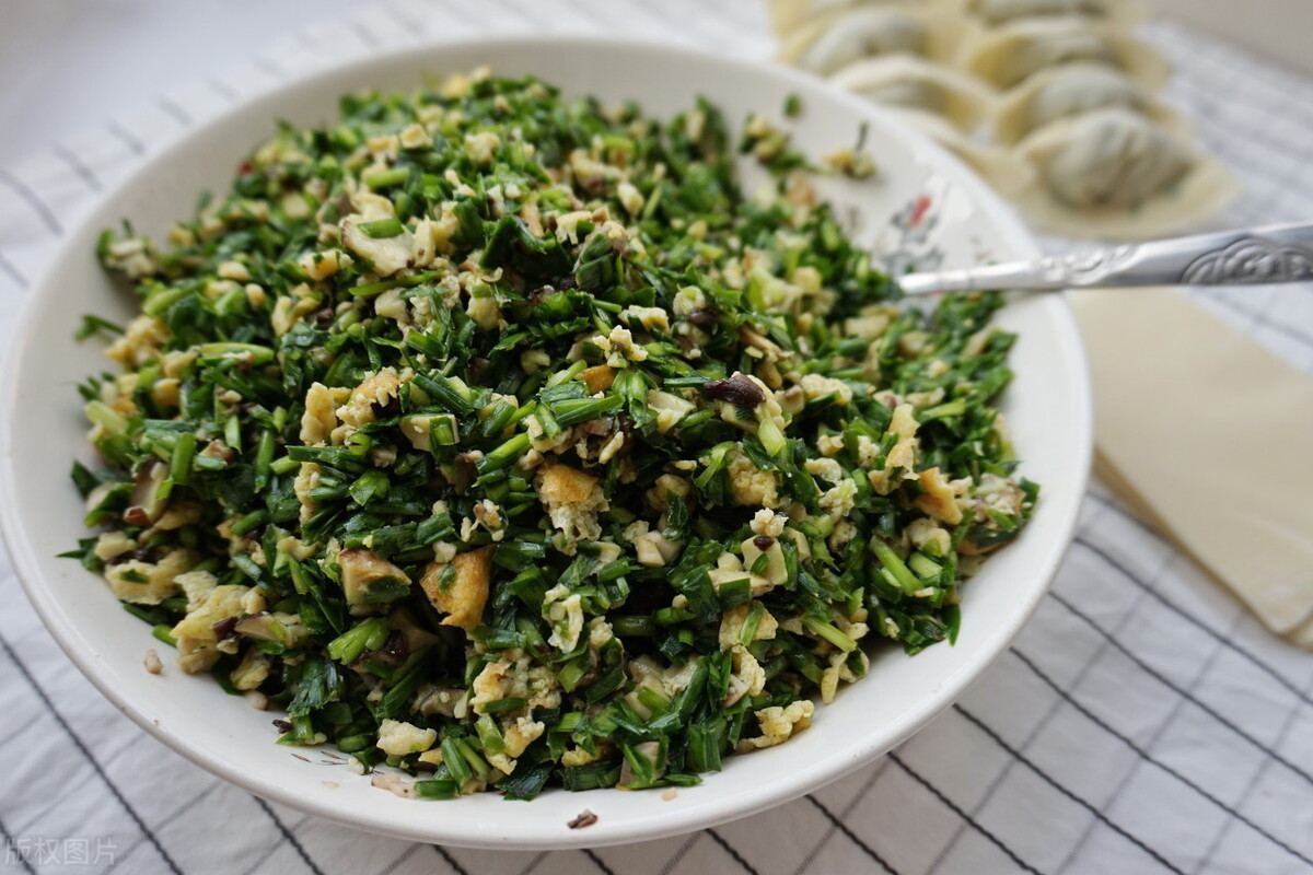 虾皮|调韭菜馅,关键1步要牢记,韭菜翠绿不出水,包出的饺子鲜美好吃