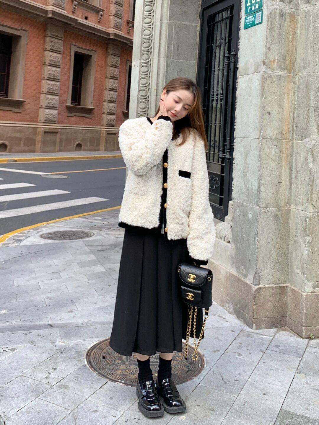 黑色 “毛绒外套”冬季必备单品,入冬这么穿优雅好看,帮你打造好气质